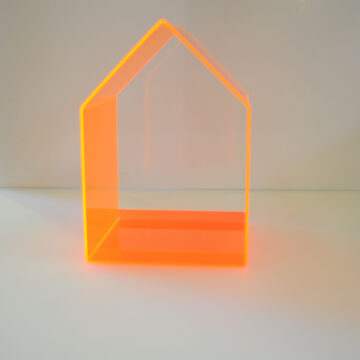 Et deko hus i orange fluorescerende acryl
